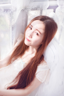 美女做胸部按摩